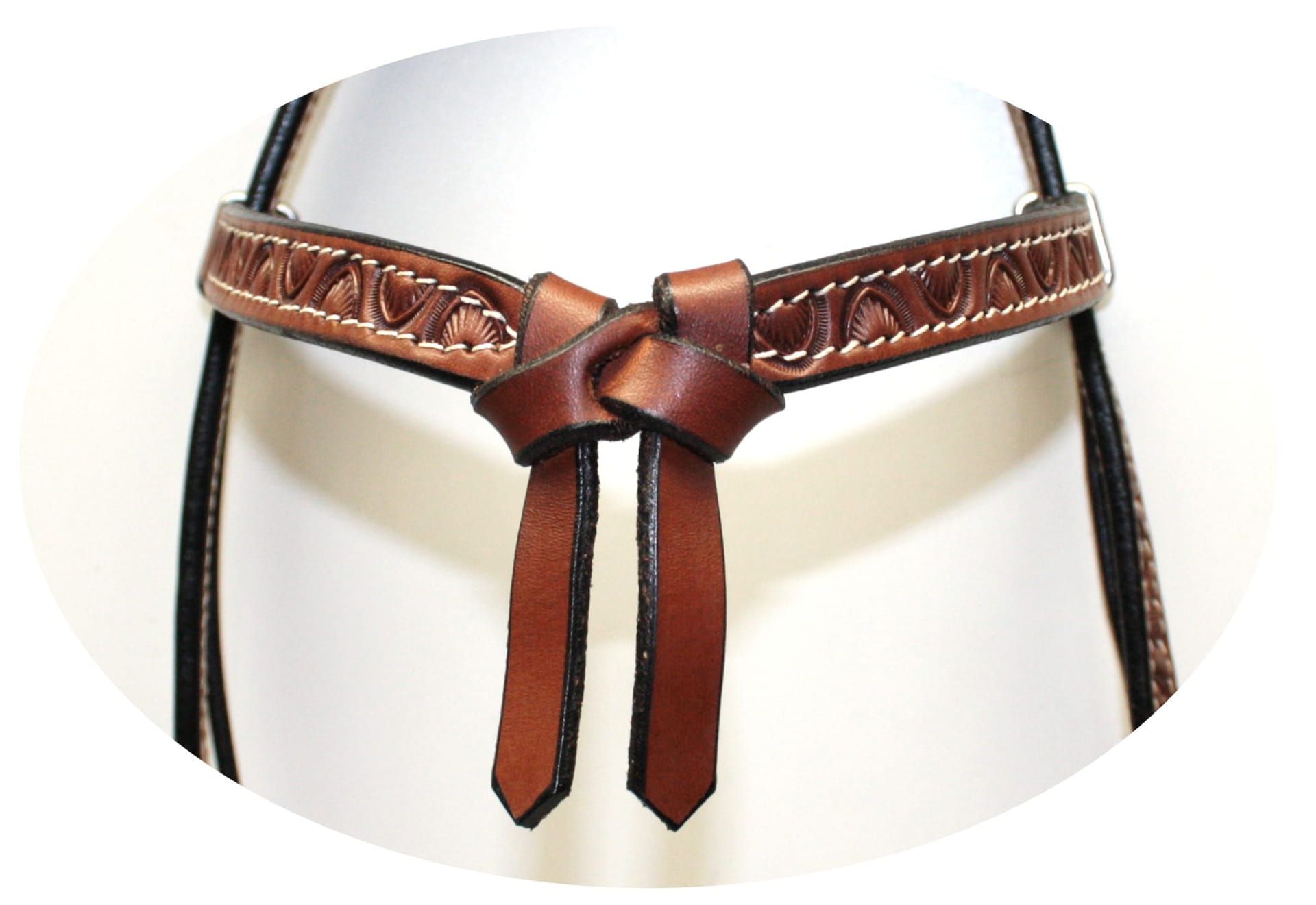 Kopfstück mit Punzierung und knotted Stirnband